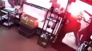Запалиха лицето на човек в свирепо кърваво меле с колани и факли Видео