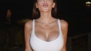 Нежно острие на спортната журналистика едва прикри пищните си форми Снимки