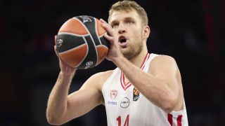 Везенков изравни легенда в Евролигата