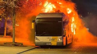 Автобус с фенове изгоря след идиотска постъпка Видео