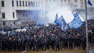 Лудница в София! Хвърлиха бомби в Триъгълника на властта Видео