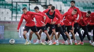 Националите кацнаха от Турция след полунощ