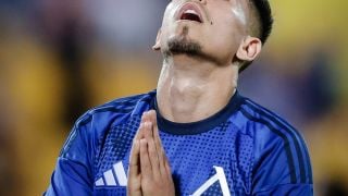 Ето кой атакува по брутален начин футболист на Левски! Снимки