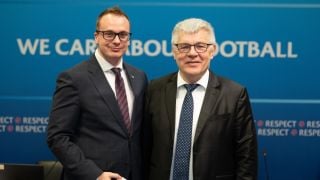 Човек на УЕФА награди шеф в БФС