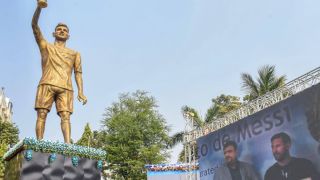Меси с първи думи за собствената си статуя