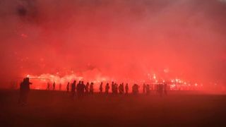Огромна трагедия на мач на България! Пожар, един загинал и 84 ранени Снимки