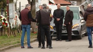 Погребаха Димитър Пенев в гроба на родителите му Видео