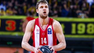Олимпиакос и Везенков продължават с победите в Гърция
