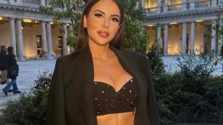 Секси репортерка лъсна в смел тоалет в студа