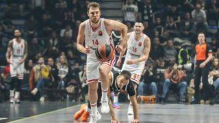 Везенков носи на гърба си Олимпиакос