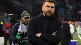 Последният в Италия уволни треньора си