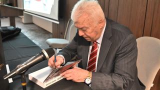 Държавен глава и футболни величия на крака при просълзения Христо Бонев