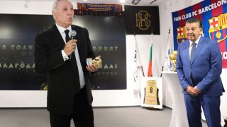 „60 години номер 8“: Непоказвани фланелки на Камата засияват в Зала на славата „Христо Стоичков“