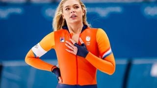 Продадоха екип на секси кънкьорка за 200 бона
