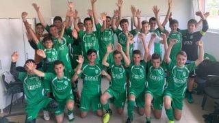 Финансов благодетел пое таксите на четири отбора