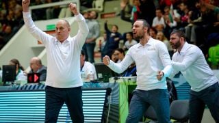 Лидерът в класирането скъса с треньора