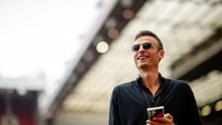Кадри показват как Димитър Бербатов се движи с пистолет из София