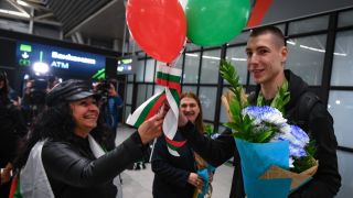 Посрещнаха със знамена и балони героя на България от Световното