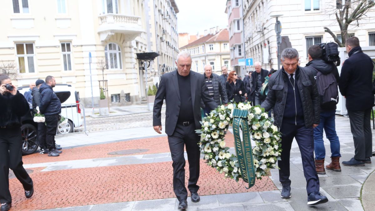 Легендите от САЩ'94 поднесоха венец за Боби Михайлов