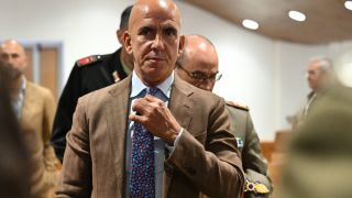 Известен фашист си разби главата в ефир, кадрите станаха световна сензация