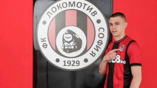 18-годишен подписа с Локо Сф
