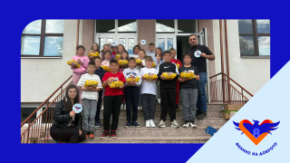 Благотворителната инициатива на 8888.bg зарадва 500 деца с великденски подаръци
