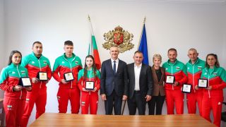 Министър Илиев награди поредните медалисти