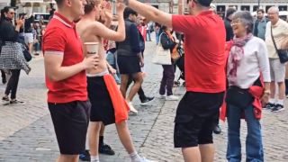 Кадри в БЛИЦ от Мадрид: Фенове на Арсенал пеят и пият преди големия мач
