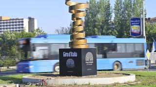 Габърчета по шосето и дъжд от домати стряскат на Джирото