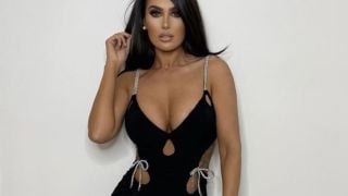 Известна красавица шокира със стриптийз в самолет