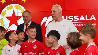 И Стоичков се включи в "червения" празник