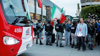 Военен кордон за иранските национали при кацането им