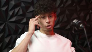 Изповед пред БЛИЦ Live: Станах футболист чрез "Фейсбук", цепя дърва и събирам сено на село