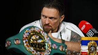 Изненада: Страшилището Усик хвърли поясите!