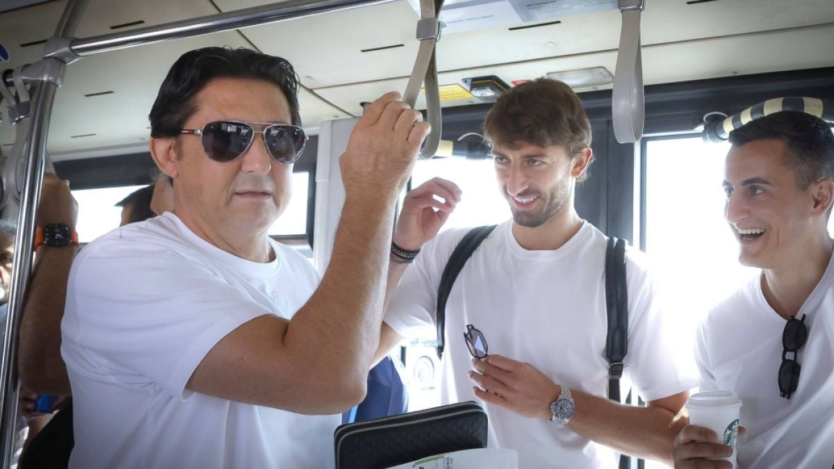 Атака с камъни троши рейса на Левски в Босна