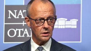 Германският канцлер каца в Лондон заради мач