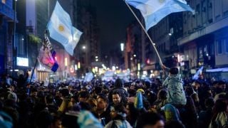 Лудница в Буенос Айрес, хиляди празнуват по улиците 