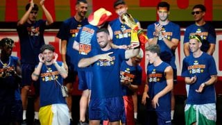 Целувка по устните между Унай Симон и Йереми Пино