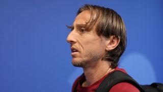 Модрич преподписа с Милан