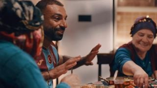 Баби "допингират" Салах, пъхат храна в устата му