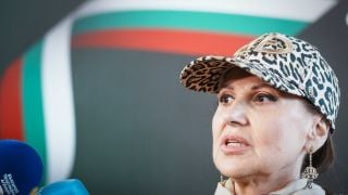 Илиана Раева тропна по масата: Осем години чакаме за зала