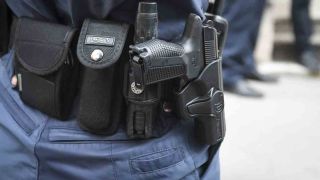 Екшън в Казичене! Полицаи насочват пистолет към герой от САЩ`94