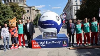 Огромна волейболна топка се появи в центъра на София за Евро 2026