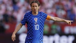 Модрич продължава с националния тим на Хърватия