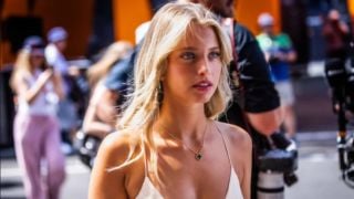 Палавата Маги засечни звездите на червения килим
