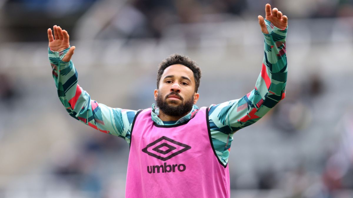 Валяк мина през краката на бивш английски национал