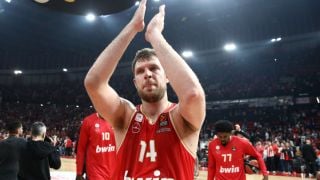 Шакил О'Нийл ръкопляска на Саша Везенков