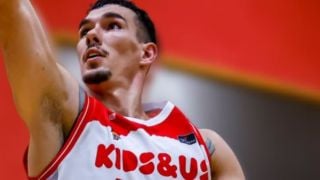 Наш национал се контузи в мач със счупен кош