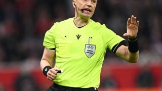 Среден пръст от съдията на Люксембург – България става световна сензация