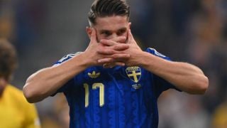Гьокереш не спира да вкарва, Швеция на върха